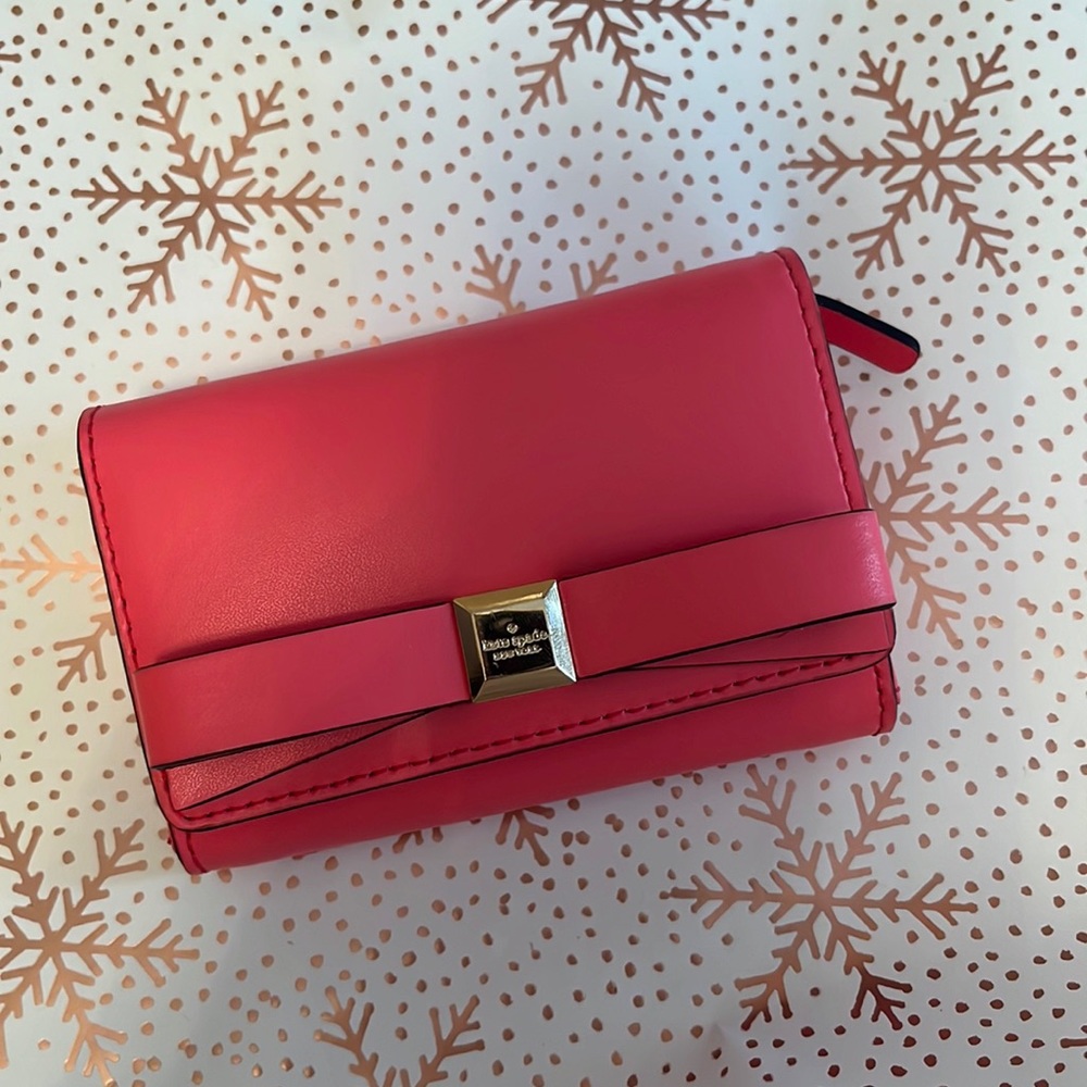 Kate Spade ♠️  Perfect sized wallet for on the go! Spring vibes 💕🌷